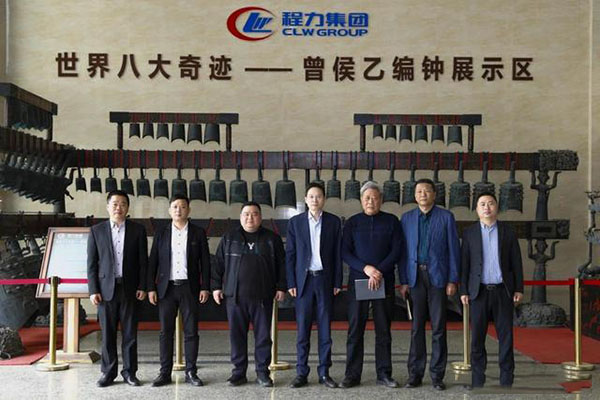 在程力汽車集團總部迎賓大廳，雙方代表觀摩世界八大奇跡編鐘后合影紀念