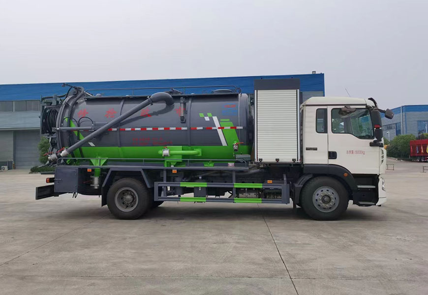 國(guó)六重汽豪沃清洗吸污車(chē)圖片